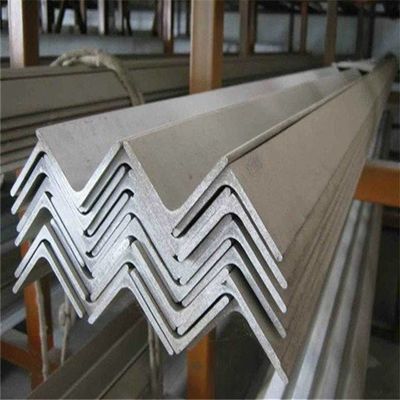 Concurrerend 100x100x10mm staalhoek met en shop primer en shot blasting legering en AISI ASTM BS DIN GB JIS EN standaard
