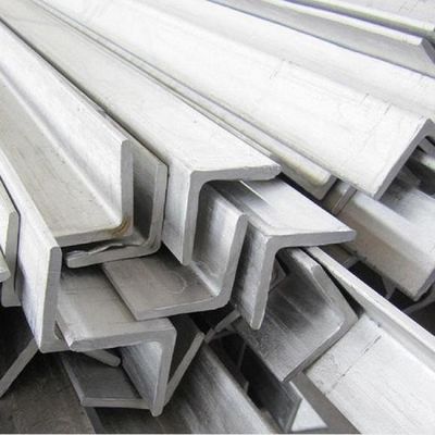 Concurrerende ongelijke hoekstaaf van staal met perforatiebewerking en facturatie van het werkelijke gewicht